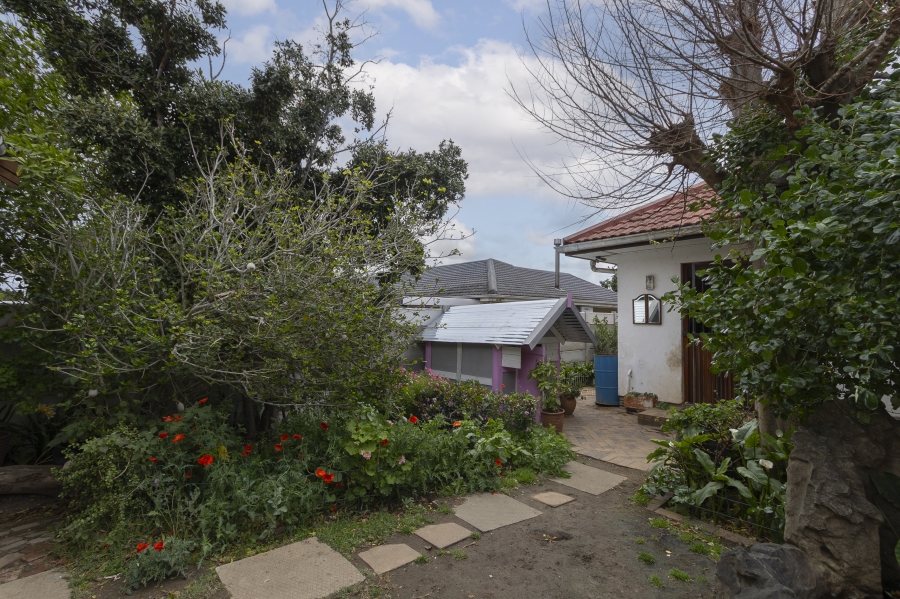6 Bedroom Property for Sale in Morningside Western Cape